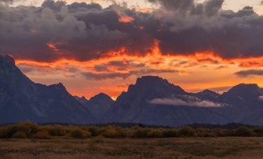 Teton Ulusal Parkı Wyoming 'in üzerinde güzel bir sonbahar günbatımı.