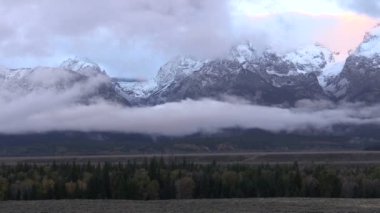 Sunrise Alpenglow ve bulutlar Tetons üzerinde