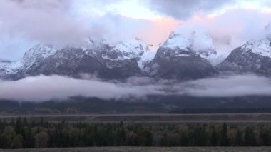 Sunrise Alpenglow ve bulutlar Tetons üzerinde