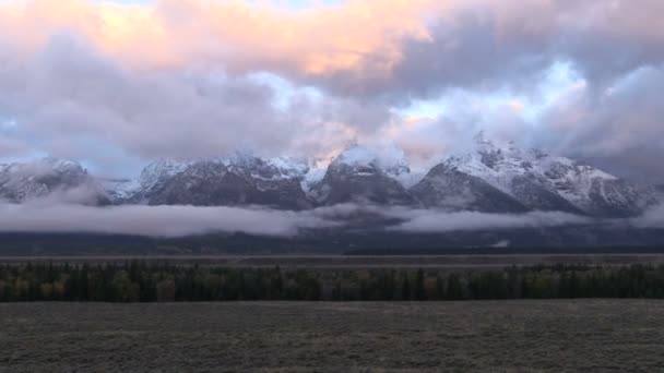 Wschód Alpenglow i chmury nad Tetons — Wideo stockowe