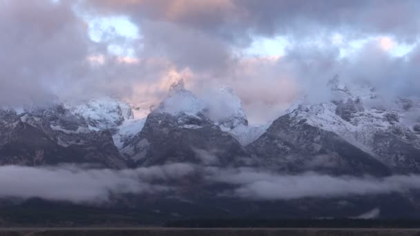 Salida del sol Alpenglow y nubes sobre los Tetones — Vídeo de stock