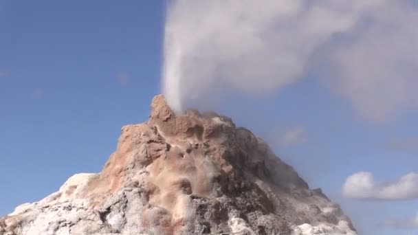 Großer Springbrunnen-Geysir zoomen heraus — Stockvideo