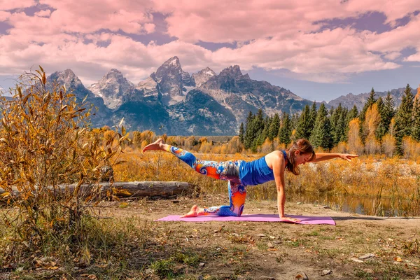 Yoga i Tetons under hösten — Stockfoto