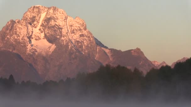 Pan de un paisaje de Teton al amanecer — Vídeo de stock