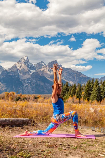 Pratik Yoga Tetons içinde — Stok fotoğraf