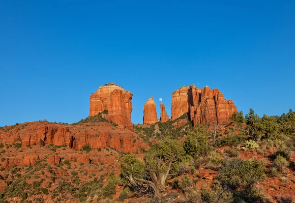 Moonrise over kathedraal rots — Stockfoto