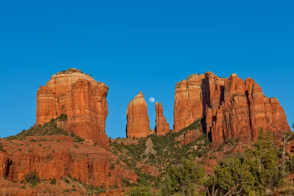 Moonrise Over Cathedral Rock — Stock Photo, Image