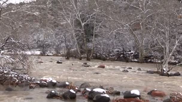 Inondations sur le ruisseau en hiver 