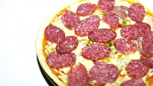 Savoureux pizza tourne sur fond blanc. Coup 4K — Video