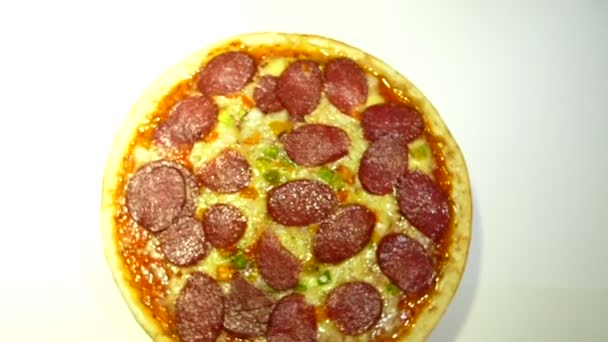 Pizza lezat berputar perlahan pada latar belakang putih. Tampilan atas — Stok Video