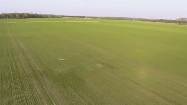 Helikopter, uçak uçuş bahar yeşil alanın üzerinde. Hava