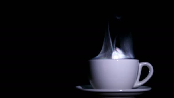 Taza blanca de té o café con vapor sobre fondo negro. Lado derecho. 4K — Vídeo de stock