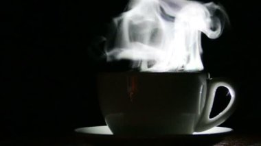 Beyaz fincan çay ya da kahve siyah arka plan üzerine Buhar ile. Ağır çekim
