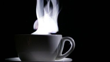 Siluet fincan çay ya da kahve siyah arka plan üzerine Buhar ile. Ağır çekim