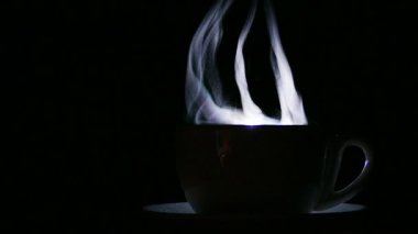 Siluet fincan çay ya da kahve siyah arka plan üzerine Buhar ile. Ağır çekim
