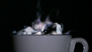 Fincan çay ya da kahve siyah arka plan üzerine Buhar ile. Ağır çekim yakın çekim