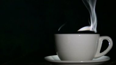 Fincan çay ya da kahve siyah arka plan üzerine Buhar ile. Yavaş hareket sağ tarafında