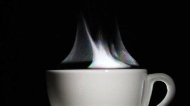 Çay veya kahve hareketi ile siyah arka plan üzerine Buhar ile