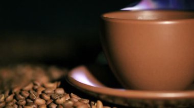 Kızarmış sıcak içecek ve Buhar ile kahve ve kahverengi Kupası tahıllar. Yakın çekim