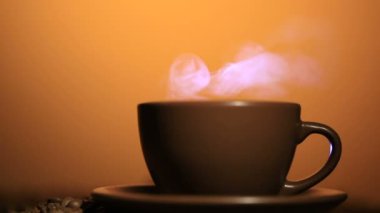 Sıcak bir içecek ve kahve tahıl turuncu zemin üzerine kahverengi Kupası