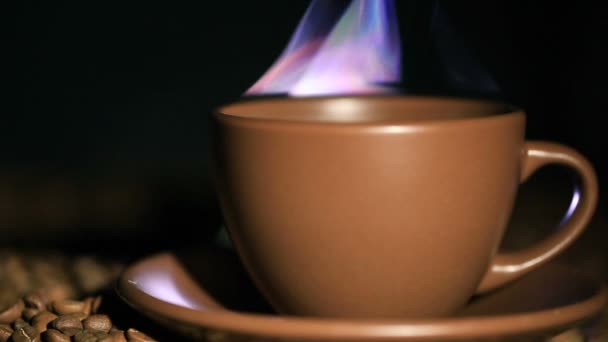 Taza de café caliente, granos con vapor en tono naranja. De cerca. — Vídeos de Stock