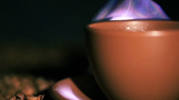 Café aux grains frits et tasse brune avec boisson chaude. Gros plan 