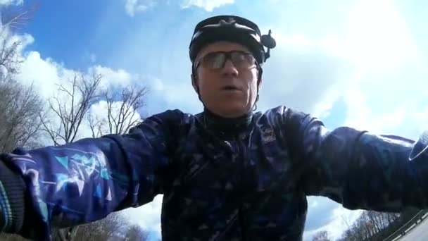 Face of man cyklist . — Stockvideo