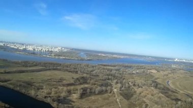 Bahar uçuş alanı ve şehir yirmiden Nehri üzerinde. Listeleri ile hava