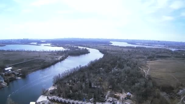 Sur la rivière et le champ. Aérien avec des listes comme oiseau 