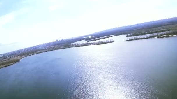 Tournez la rivière et le champ. Aérien avec des listes comme oiseau 