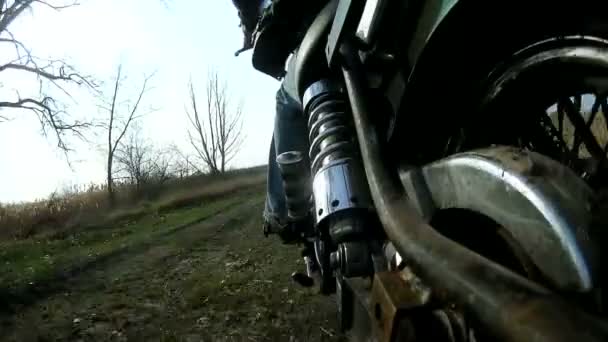 Chystáte se motocykl polní venkovské cestě, Pov pohled ze zadní strany. Zvuk — Stock video