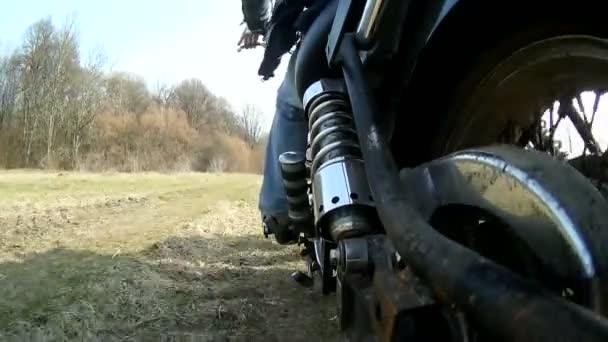 Остановка мотоцикла на грязной сельской дороге, вид на POV с задней стороны. Звук — стоковое видео