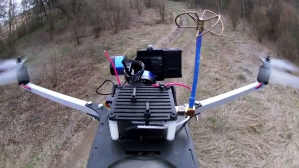 Drone, de helikopter vliegt over onverharde weg. Luchtteam. — Stockvideo