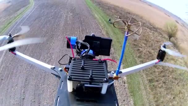 Дрон, вертолетные фильмы Мотокоманда на сельской дороге через камеру с gimbal . — стоковое видео