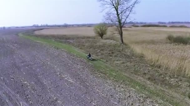 Motocykl na venkovské silnici polní, Pov pohled. Antény — Stock video