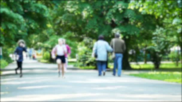 Au ralenti. La jeunesse. Des silhouettes de coureuses dans le parc. Scène floue — Video