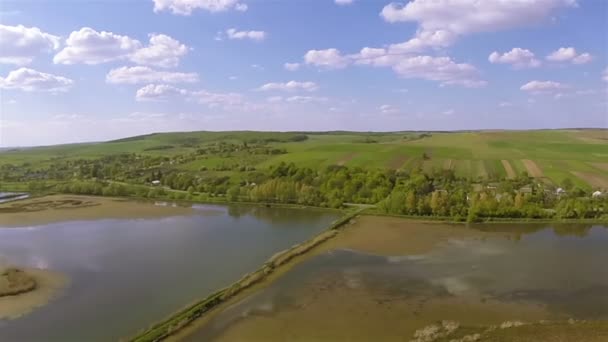 Hava. Mesafe göllerde ile yeşil alanın üzerinde uçuş — Stok video