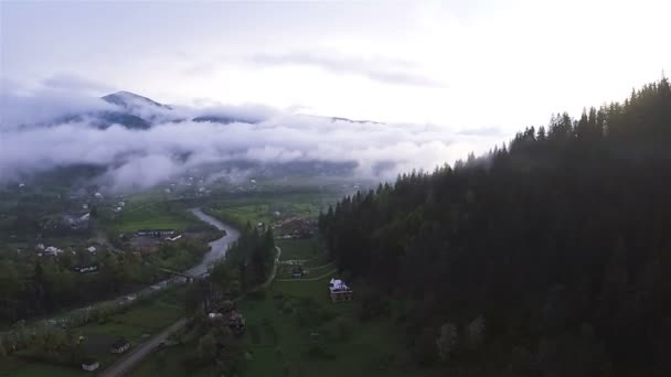 Antenne. schöne Wolken über Bergdorf — Stockvideo