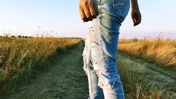 foto-blondinki-v-dzhinsah-idushey-po-doroge