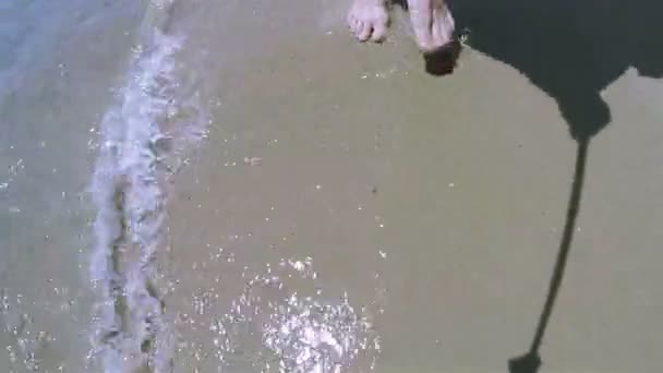 Man do  selfie of  going legs, foots  on   seashore — Stock Video