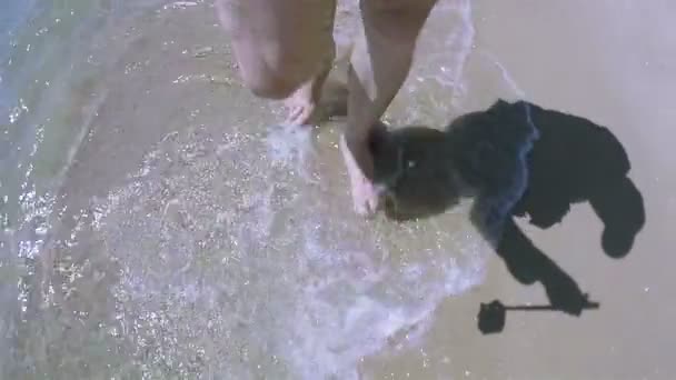 男が遅くなる足の selfie を行う、海岸の foots — ストック動画