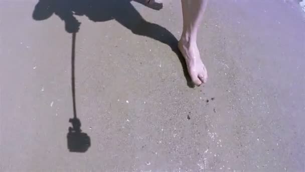 Man do  selfie of slow  going legs, foots  on   seashore — Stock Video