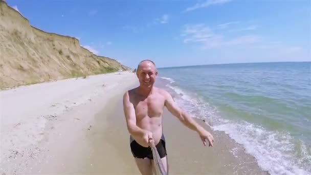 Adulto felice uomo fare selfie in riva al mare e sorrisi — Video Stock