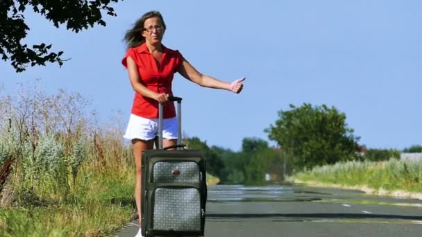 Au ralenti. Été chaud et belle femme sexy faire de l'auto-stop — Video