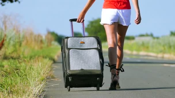Αργή κίνηση. Σέξι γυναίκα πόδια λεπτό και το σώμα με βαλίτσα στο δρόμο. — Αρχείο Βίντεο