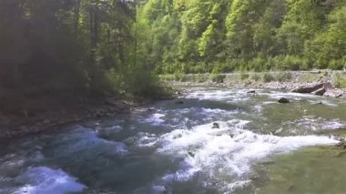 Düşük yükseklik arka sinek nehirde dağ üzerinde uçuş. Hava