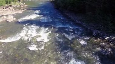  Yavaş uçuş düşük yükseklikte dağ nehir üzerinde. Hava Üstten Görünüm