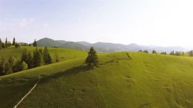  Hava. Yaz günü tepelerde dağ üzerinde uçuş