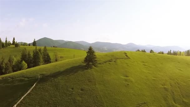 Aérea. Vuelo sobre colinas de montaña en el día de verano — Vídeo de stock