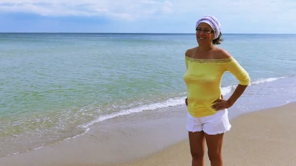 Movimento lento. Mulher adulta em blusa amarela stand na costa do mar, Dolly tiro — Vídeo de Stock